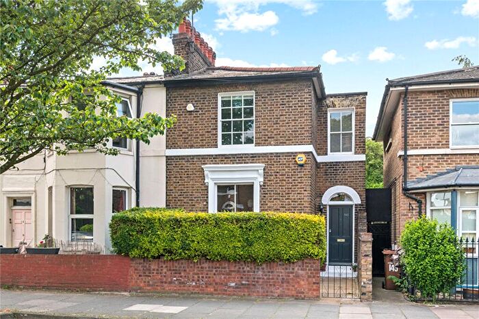 3 Bedroom Semi-Detached House For Sale In Hertford Road, Hackney, London, N1