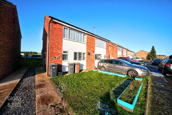 2 Bedroom Semi-Detached House For Sale In Luton, Bedfordshire, LU2