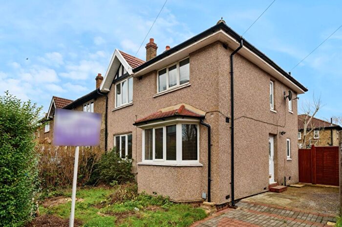 3 Bedroom End Of Terrace House To Rent In Meadowside London, SE9