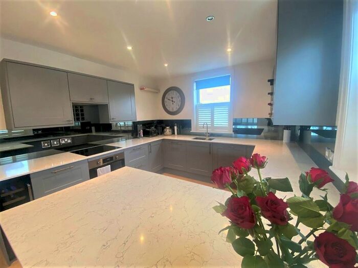 2 Bedroom Flat To Rent In Leeds Road, Harrogate, HG2