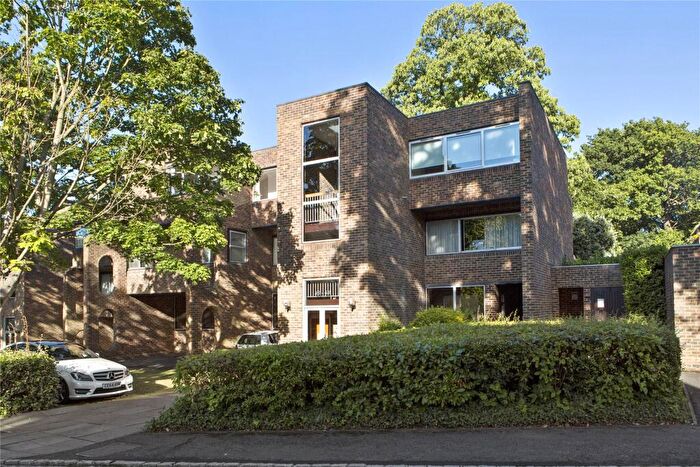 2 Bedroom Flat For Sale In Stroudwater Park, Weybridge, Surrey, KT13