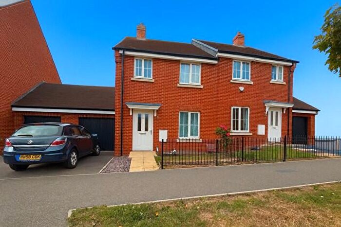 3 Bedroom Semi-Detached House To Rent In Laxton Road, Berryfields, Aylesbury, HP18