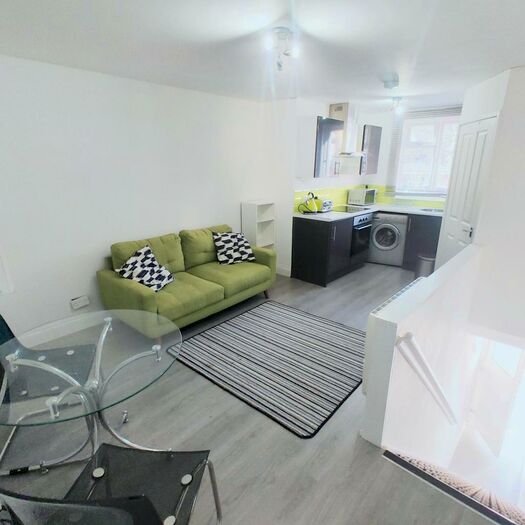 2 Bedroom Apartment To Rent In Elliott Road, Birmingham, B29