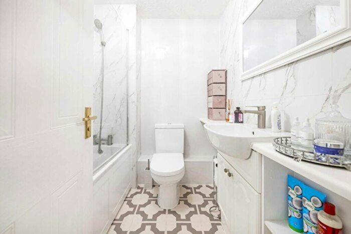 2 Bedroom Flat For Sale In Winterburn Close, New Southgate, N11