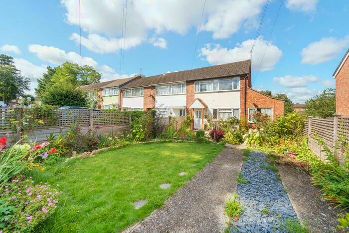 3 Bedroom End Of Terrace House To Rent In Knaphill, GU21