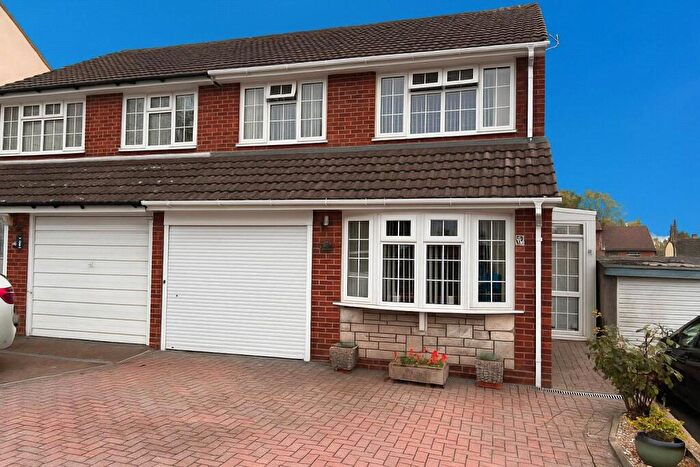 4 Bedroom Semi Detached House For Sale In Waterloo Road, Aldershot, Hampshire, GU12