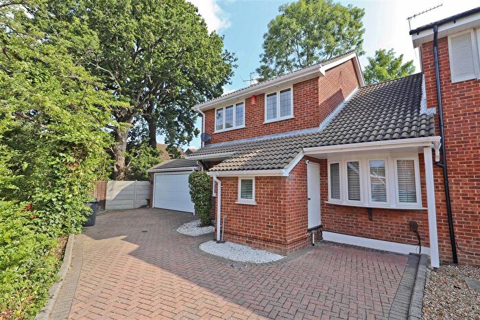 4 Bedroom Link Detached House For Sale In Fleet Close, Ruislip, HA4