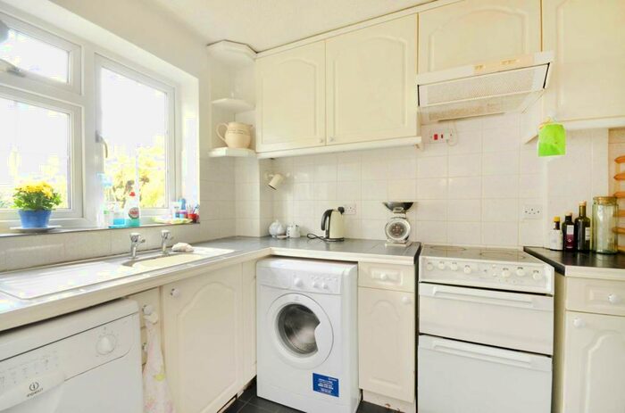 3 Bedroom House To Rent In Broomhall Lane, Horsell, Woking, GU21