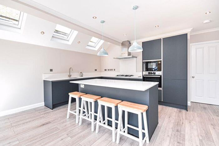 2 Bedroom Flat To Rent In Dinsmore Road, London, SW12