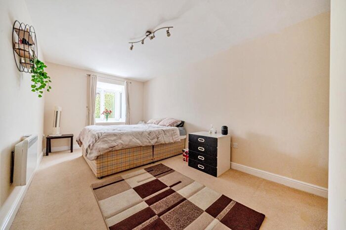 2 Bedroom Flat To Rent In Thornhill Close, Carterton, OX18