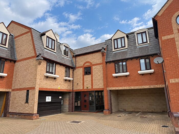 2 Bedroom Flat To Rent In Chalk Court, Jetty Walk, Grays, RM17