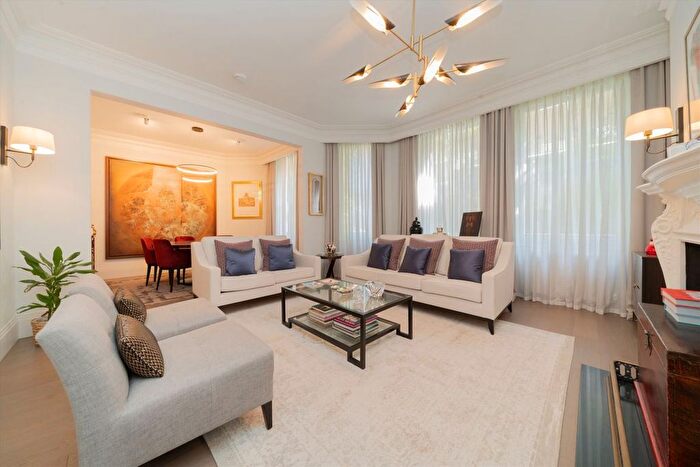 3 Bedroom Flat To Rent In Campden Hill Court, Kensington, W8