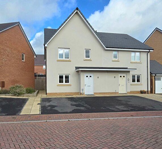 3 Bedroom Semi-Detached House For Sale In Walsingham Drive, Monksmoor, NN11