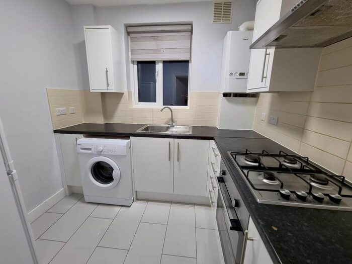3 Bedroom Flat To Rent In High Road, Loughton, London IG10