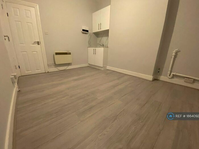 Studio To Rent In Hampden Road, London, N8