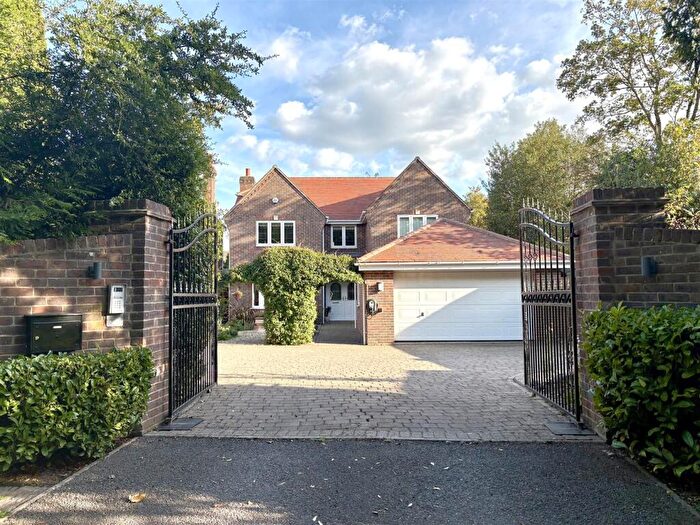 5 Bedroom Detached House For Sale In Brook Lane, Sarisbury Green, SO31