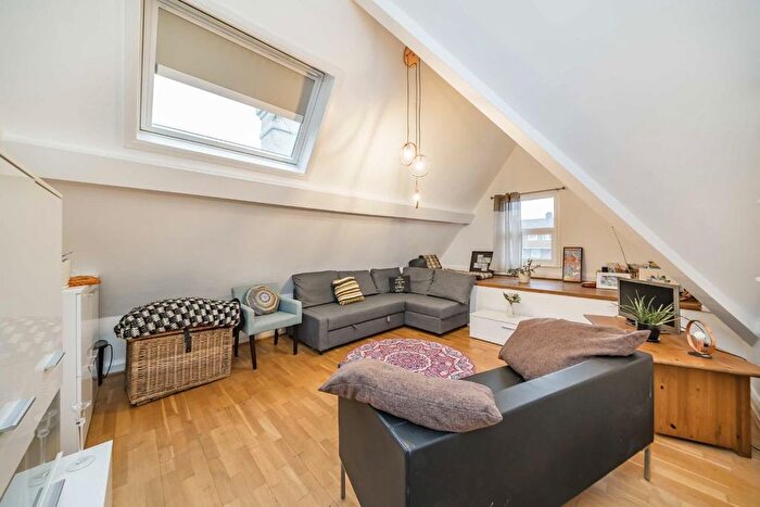 1 Bedroom Flat To Rent In Hopton Road, Streatham, SW16