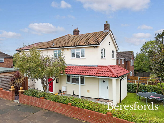 4 Bedroom Semi Detached House For Sale In Pettits Close, Romford, RM1