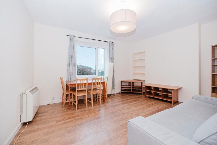 2 Bedroom Flat To Rent In West Pilton Rise, Edinburgh, EH4