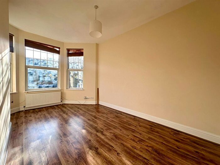 3 Bedroom Flat To Rent In Newick Road, London, E5