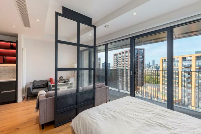 Flat To Rent In City Island Way London, E14