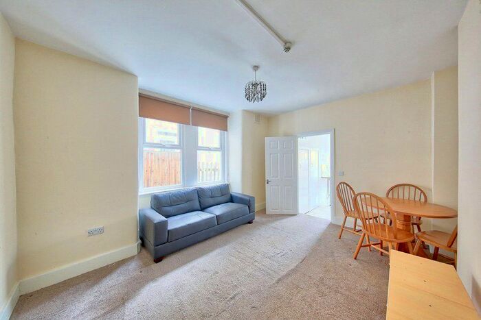 2 Bedroom Flat To Rent In Gambole Road, London, SW17