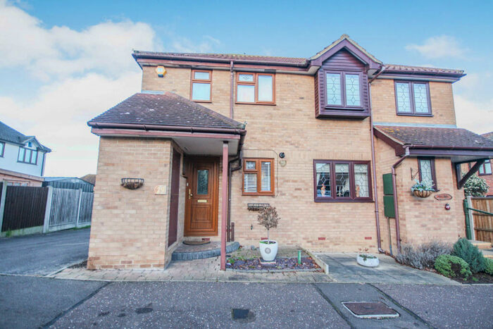 2 Bedroom Semi-Detached House To Rent In Robinia Close, Laindon, Basildon, SS15