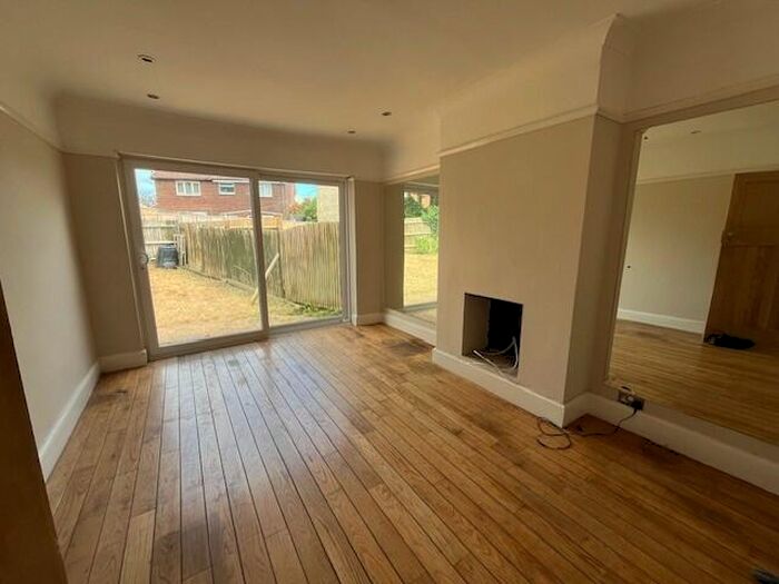 2 Bedroom Bungalow To Rent In Brasslands Drive, Portslade, Brighton, BN41