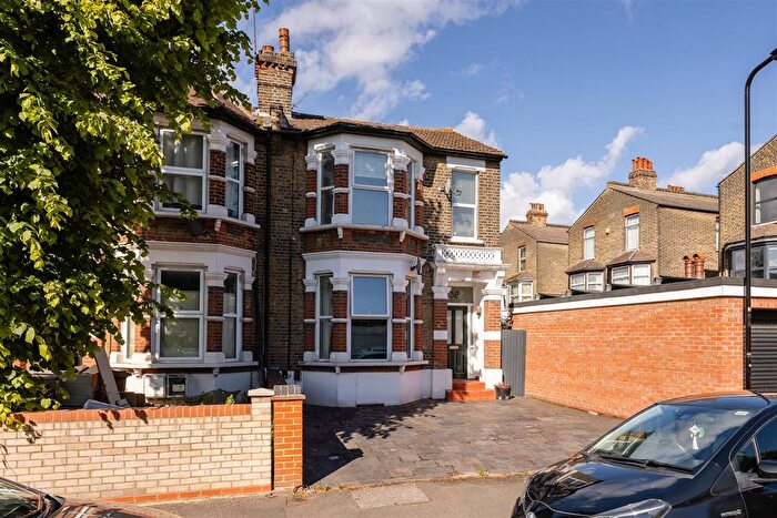 2 Bedroom Flat For Sale In Kings Road, Leytonstone, E11