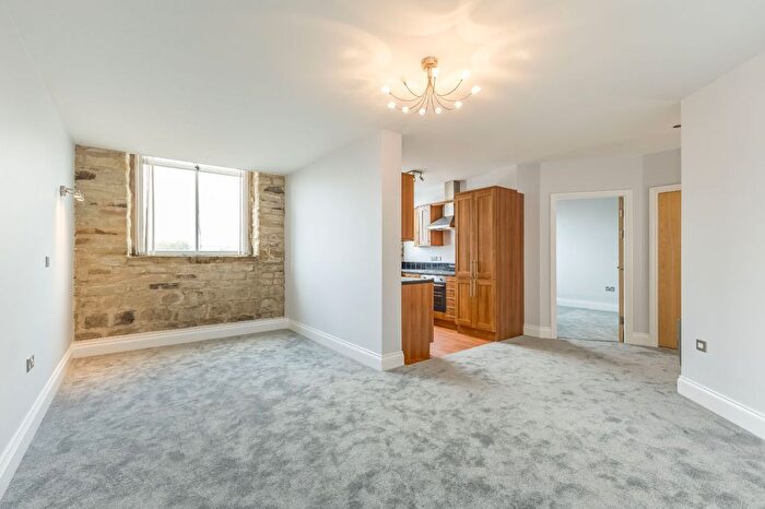 1 Bedroom Flat To Rent In Plover Road, Lindley, Huddersfield, HD3