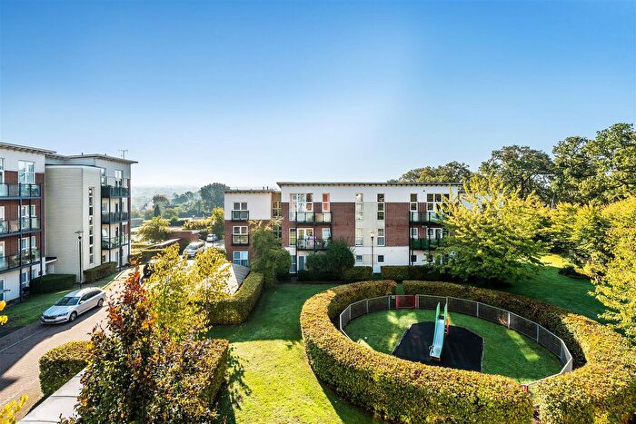 2 Bedroom Flat For Sale In Park View Road, Leatherhead, KT22