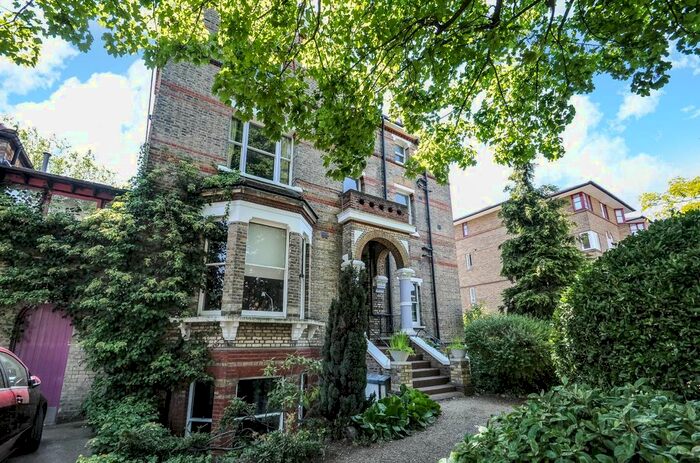 3 Bedroom Flat To Rent In Carlton Drive, London, SW15