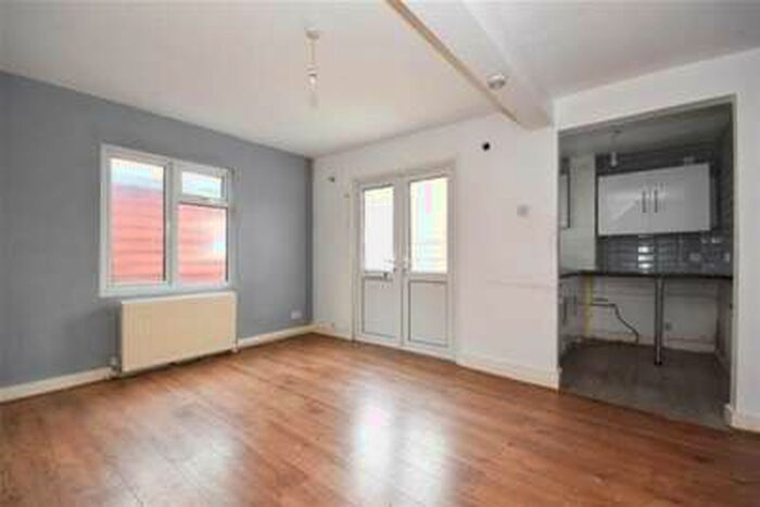 3 Bedroom Flat To Rent In High Street, Canvey Island, SS8