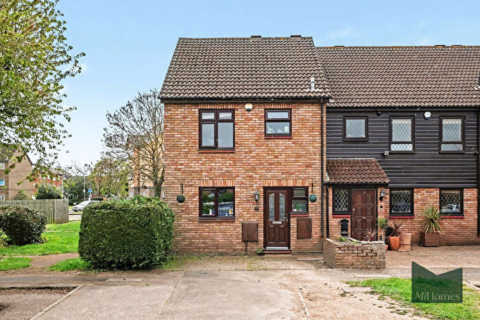 3 Bedroom End Of Terrace House To Rent In Farm House Close, Broxbourne, EN10