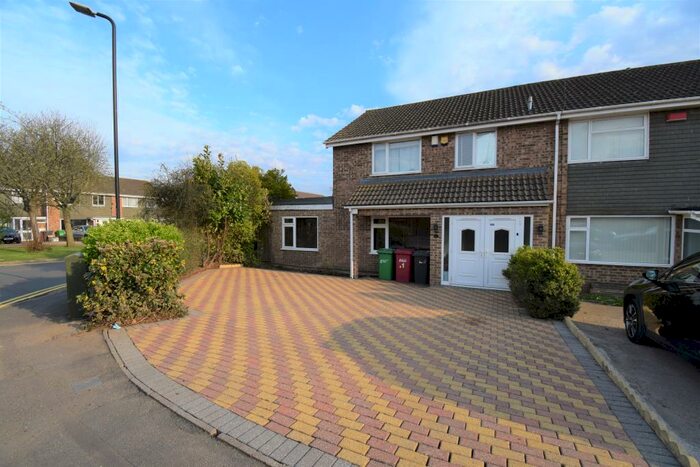 4 Bedroom House To Rent In Birch Grove, Slough, SL2
