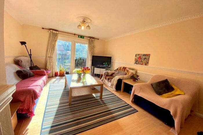 4 Bedroom Flat To Rent In Canterbury Place, Elephant And Castle, SE17
