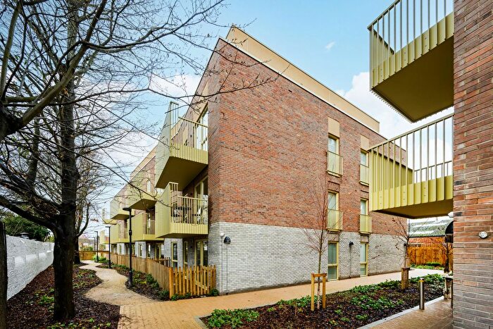 2 Bedroom Flat For Sale In London Road, Hounslow, TW8