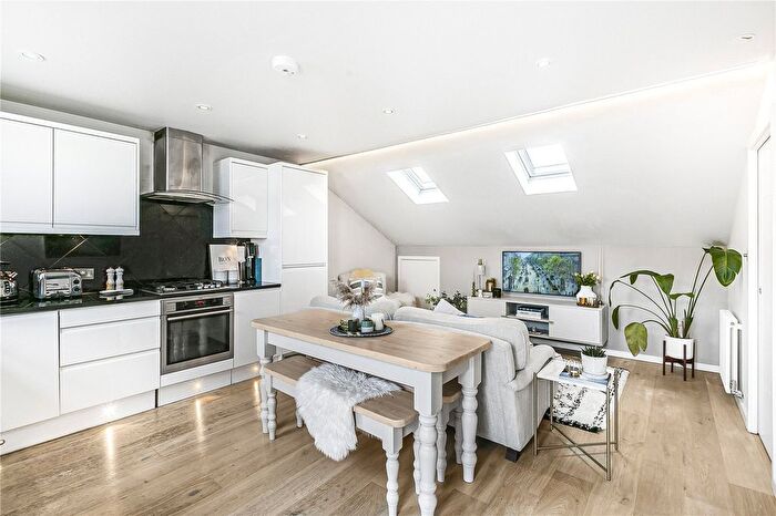 2 Bedroom Flat For Sale In Northcote Road, London, SW11