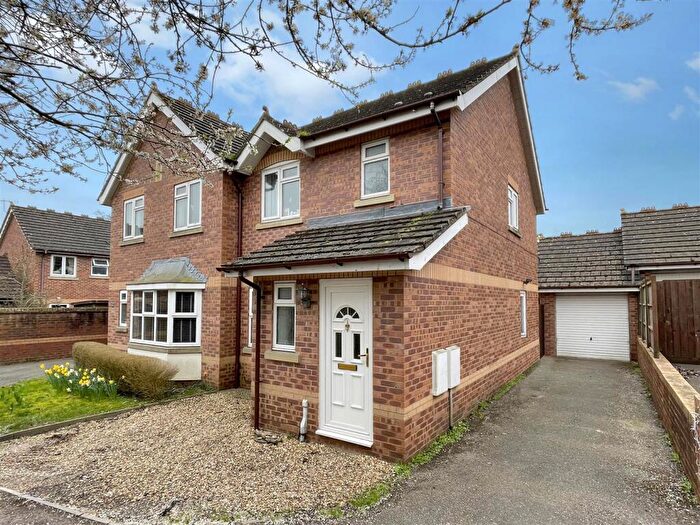 3 Bedroom Semi Detached House For Sale In St. Clements Way, Bishopdown, Salisbury, SP1