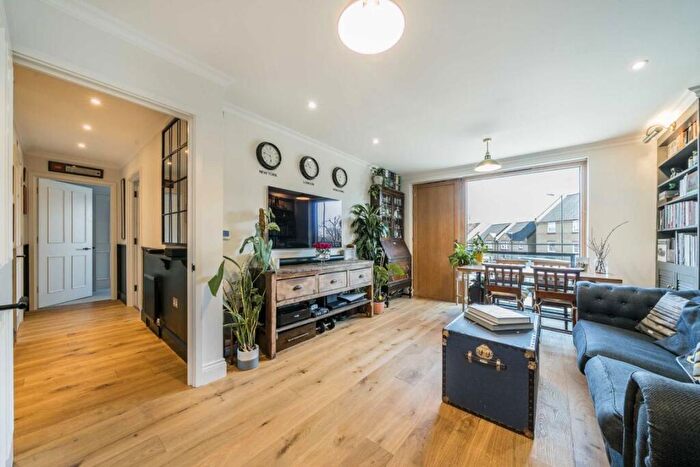 2 Bedroom Flat For Sale In Mare Street, London Fields, E8 - Photo 2