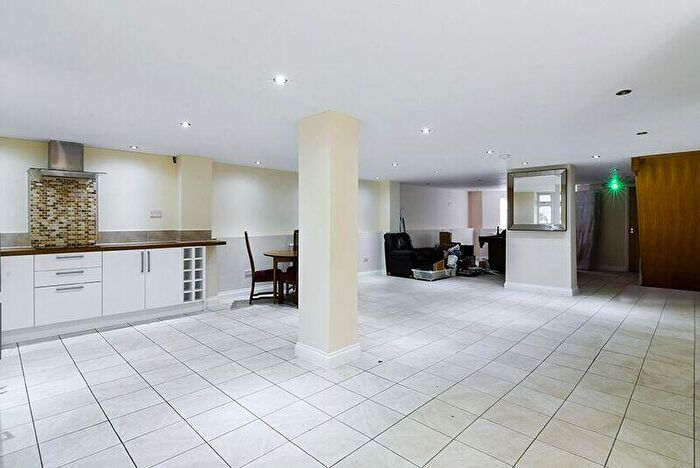 1 Bedroom Apartment To Rent In Totteridge Lane, London, N20