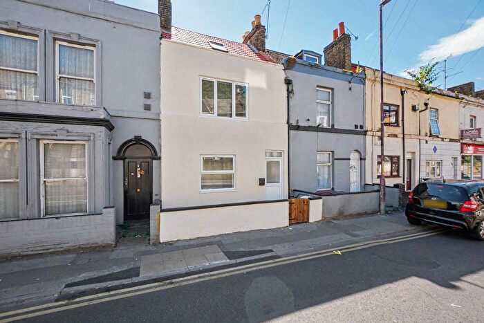 2 Bedroom Flat For Sale In Flat, Luton Road, Chatham, Kent, ME4