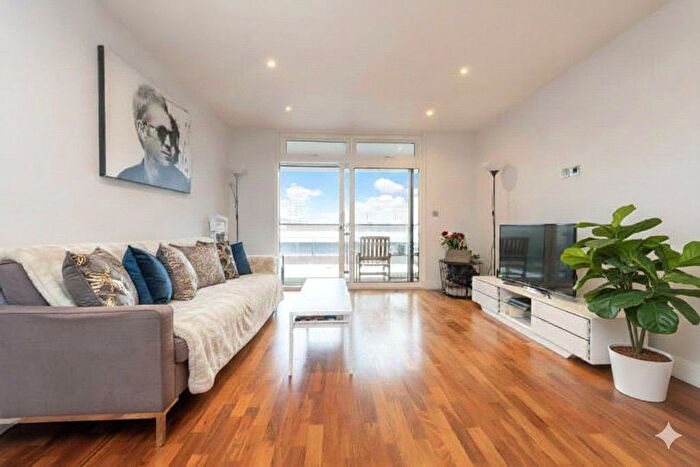 2 Bedroom Flat To Rent In Holman Road, London, SW11