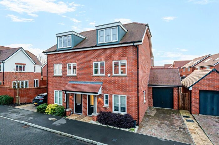 3 Bedroom Semi Detached House For Sale In Deacon Way, Guildford, GU3