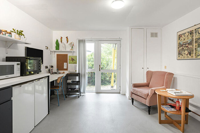 1 Bedroom Apartment For Sale In Tottenham Road, London, N1