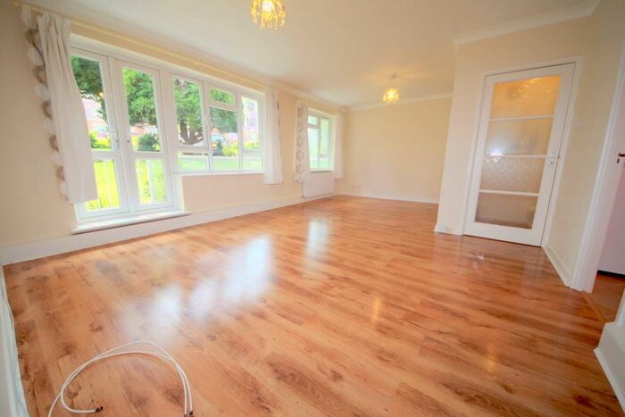 3 Bedroom Flat To Rent In Springbank, Winchmore Hill, N21