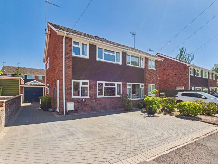 3 Bedroom Semi-Detached House For Sale In Manitoba Close, Worcester, Worcestershire, WR2