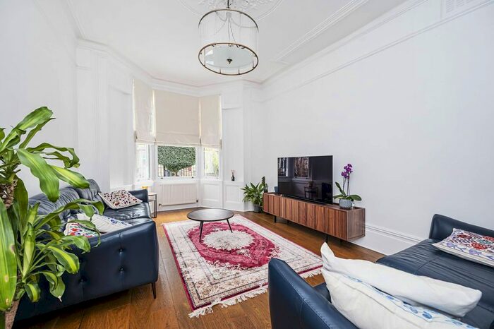 3 Bedroom Flat For Sale In Bodney Road, Hackney Downs, London, E8