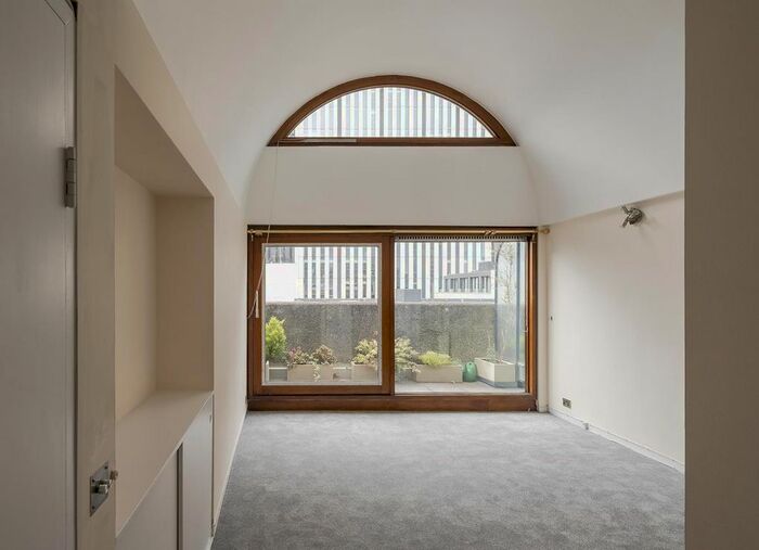 1 Bedroom Flat To Rent In Andrewes House, Barbican, London, EC2Y