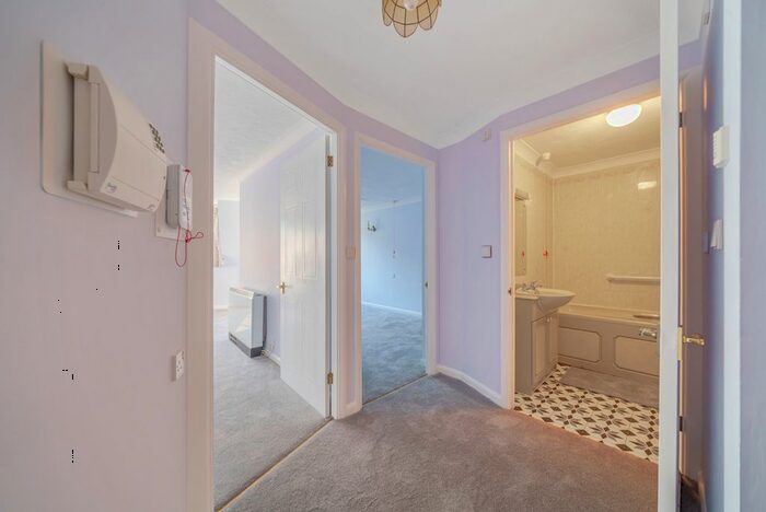 1 Bedroom Flat For Sale In Lords Bridge Court, Mervyn Road, Shepperton, TW17